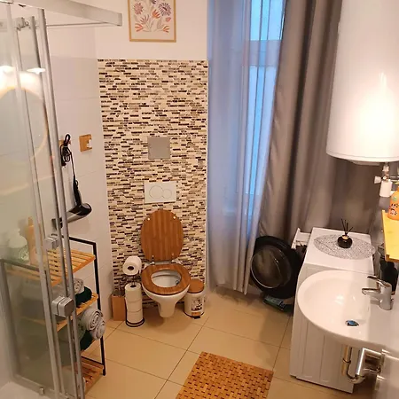 Family 2 Room's Centre