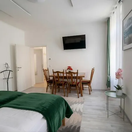 Family 2 Room's Centre